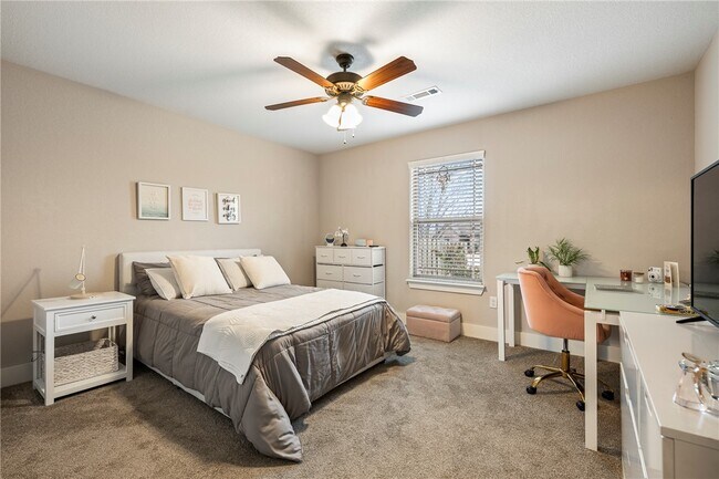 Building Photo - 1221 Stoneybrook Ln