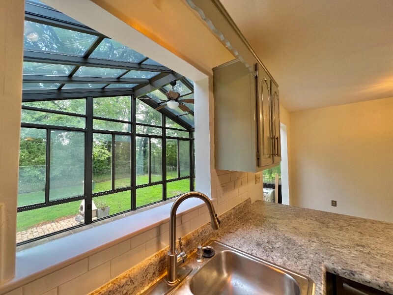 Building Photo - 1755 Fountainbleu Dr