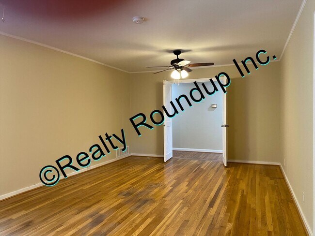 Building Photo - Beautiful Lincoln Village Home