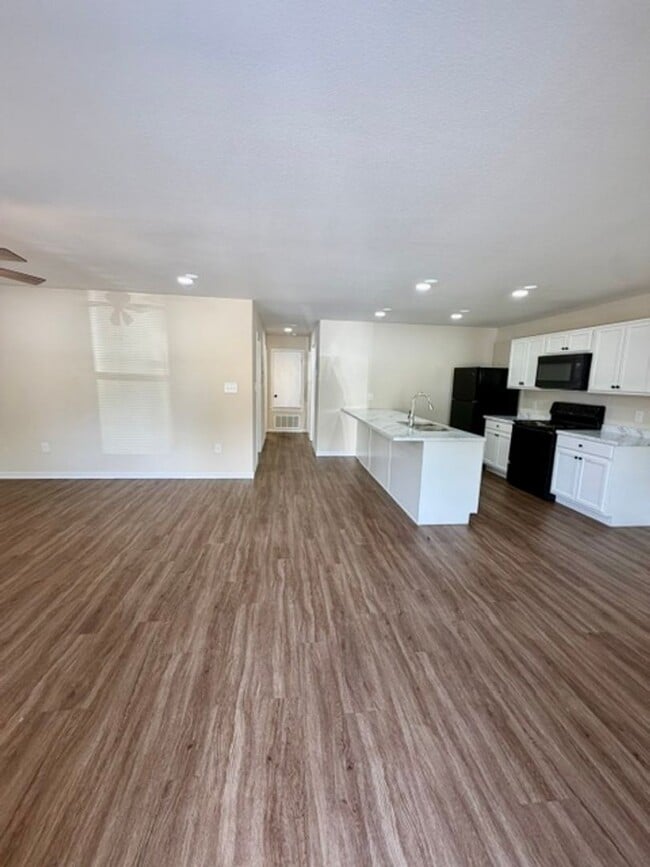Building Photo - 102 Pecan Dr