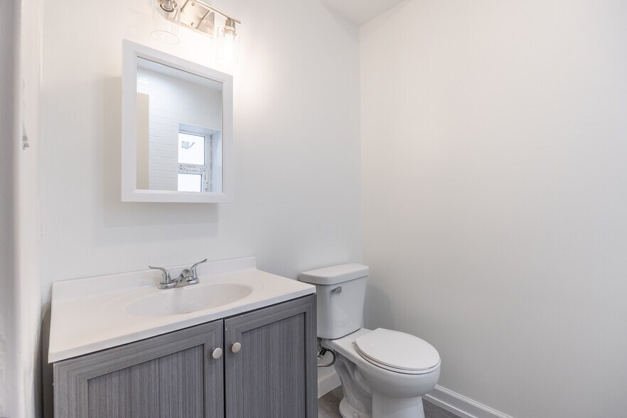 Building Photo - 1014 N Hamlin Ave