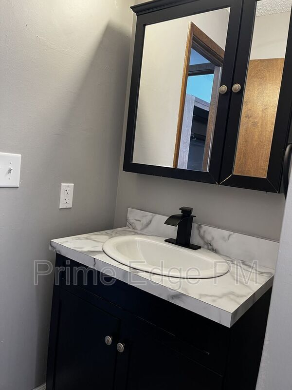 Building Photo - 6235 Holdrege-B6