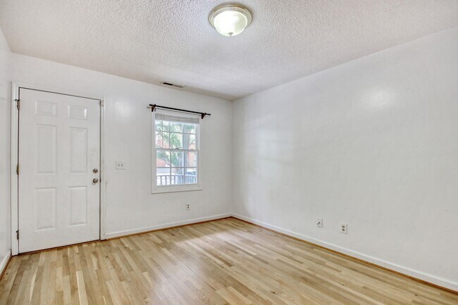 Building Photo - 1028 Duke St