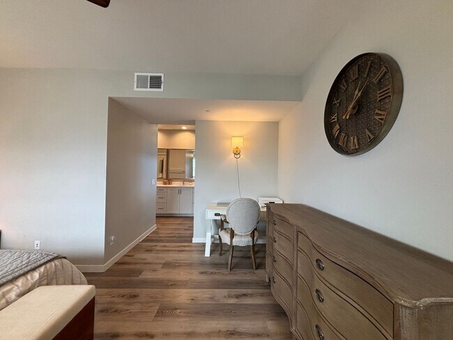 Building Photo - Updated 4 Bedroom 3.5 bath Condo located i...