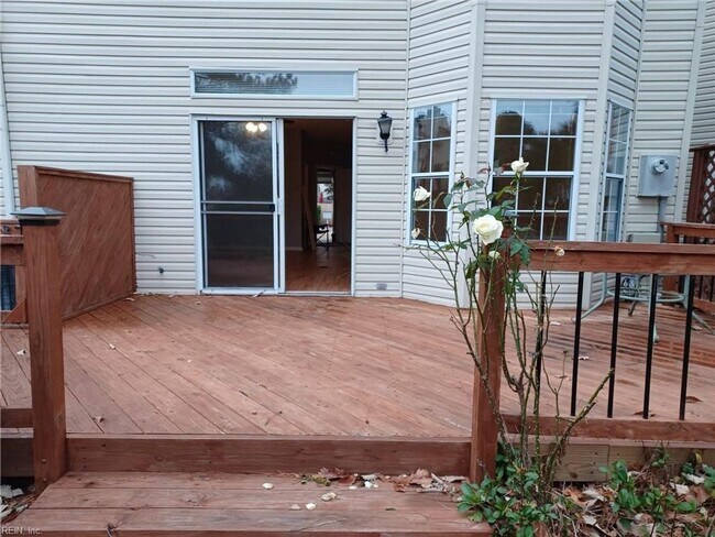 Building Photo - 1332 Lake Dr