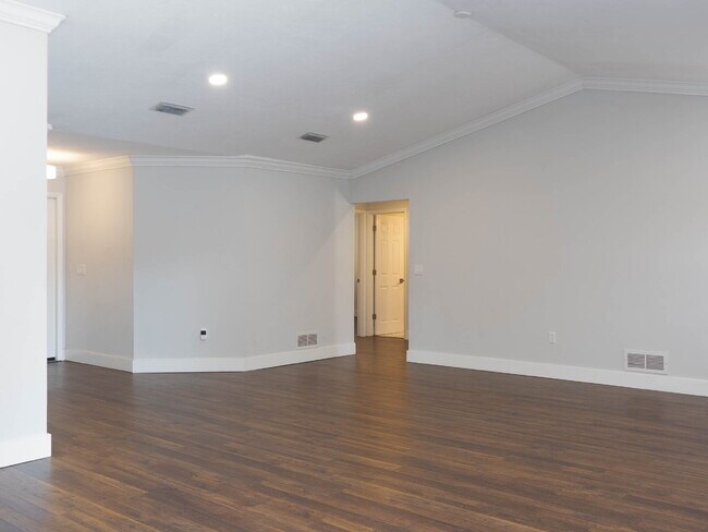 Building Photo - Country-Style Sarasota Living on a Full Acre - Pool Home with Oversized Workshop — Move-In Ready Now