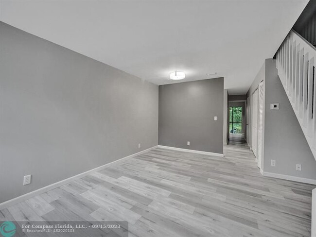 Building Photo - 9845 Riverside Dr