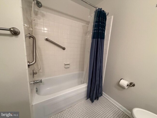 Building Photo - 327 James St