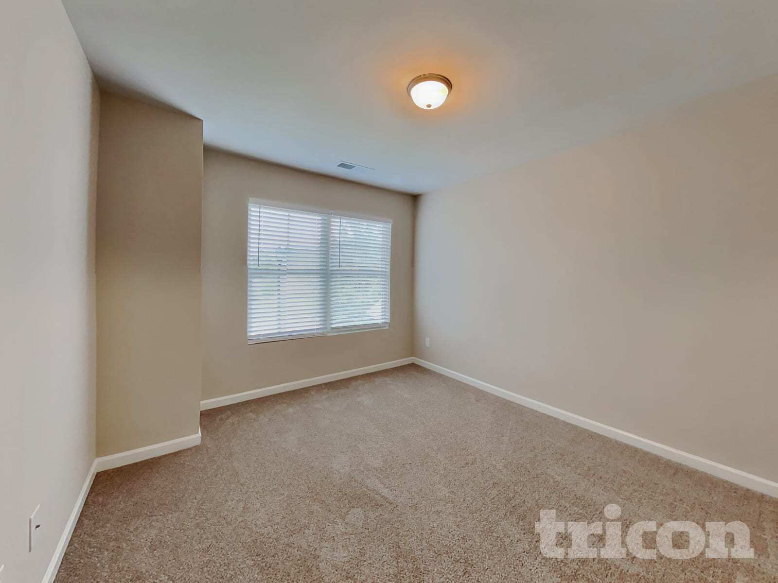 Building Photo - 142 Daisy Cir