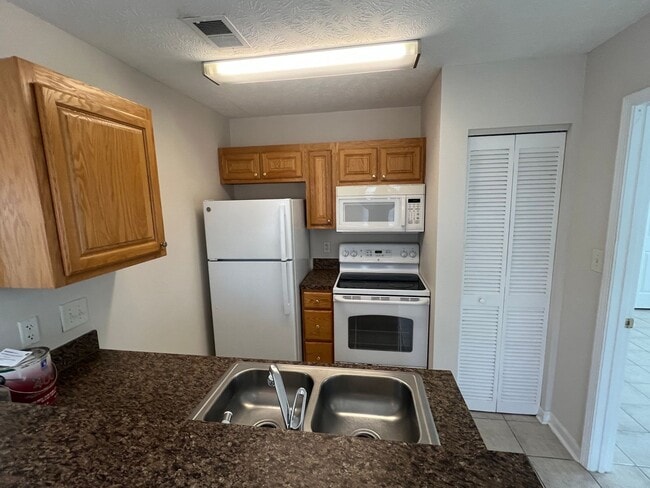 Building Photo - 1-Bedroom, 1-Bath Condo