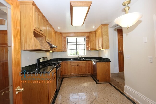 Building Photo - Coveted Piedmont Craftsman Home