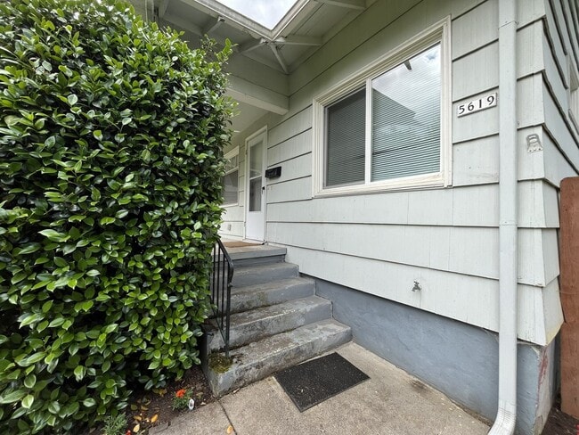 Building Photo - Bright and Open Home with Flexible Living Spaces and an Expansive Backyard