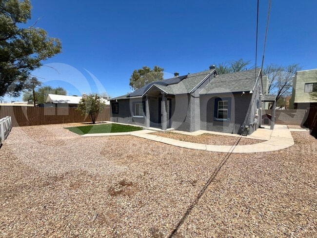 Building Photo - 3725 E Flower St