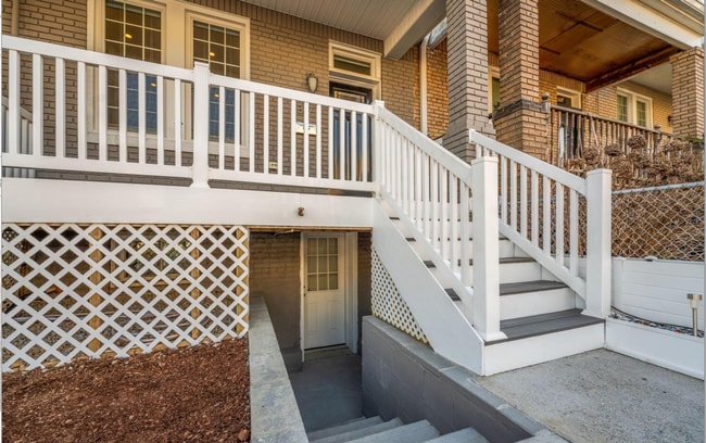 Building Photo - 4 bed 3.5 bath. Parking! Pets Welcome!