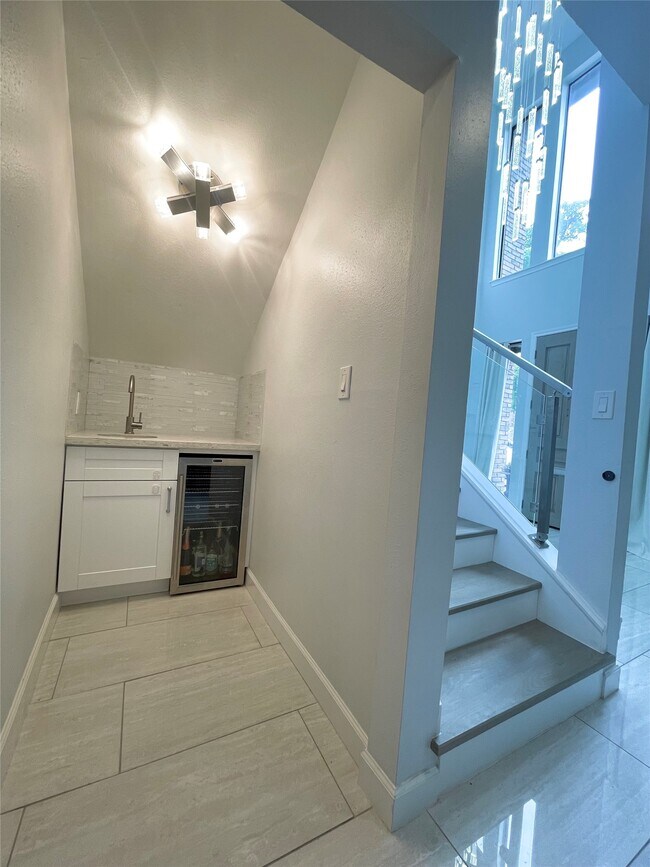 Building Photo - 6000 Sugar Hill Dr