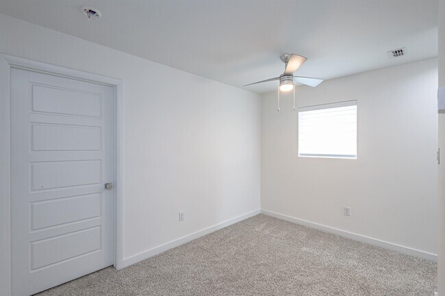 Building Photo - 423 Deer Path Lp