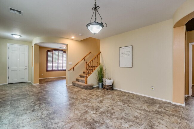 Building Photo - GREAT LOCATION!  Fabulous move-in ready 5 bed /3 bath home in south Tempe
