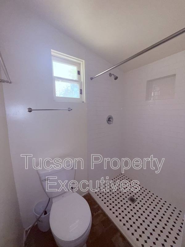 Building Photo - 343 S Convent Ave