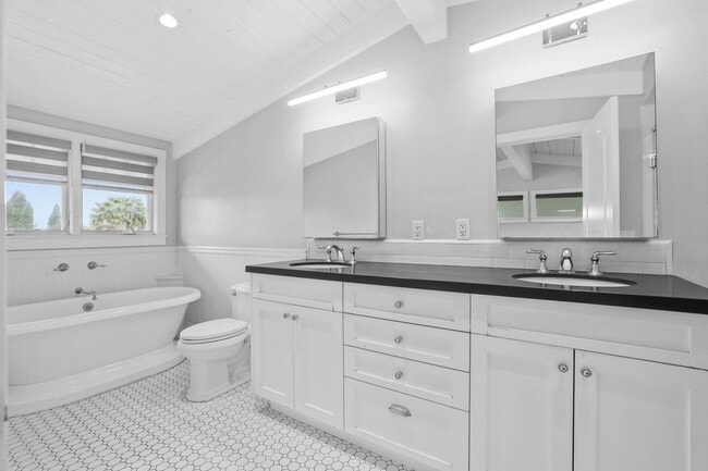 Building Photo - 2520 Cliff Dr