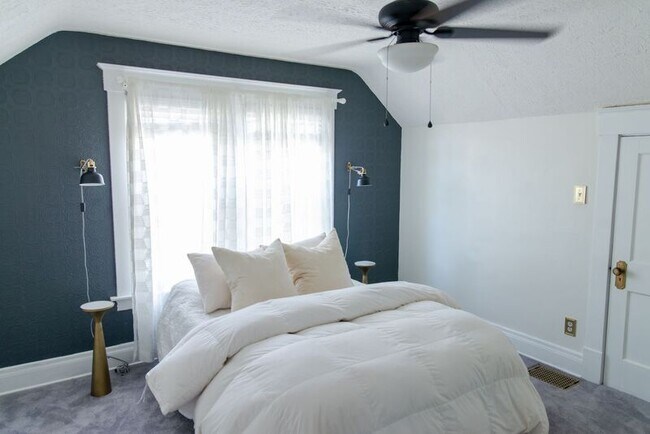 Building Photo - 6903 Cambridge Ave