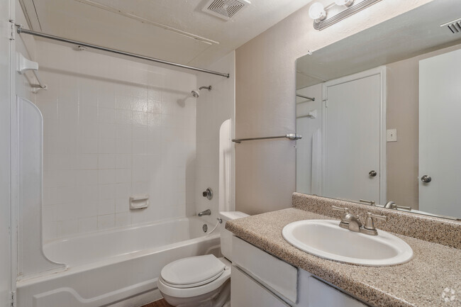 2BR, 1BA - 690 SF 1B1 - Bathroom - The Declan