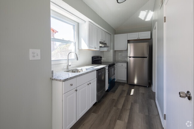 2BR, 1BA - 850SF - Kitchen - Chancellor Square