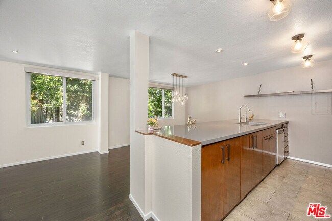 Building Photo - 8535 W Knl Dr