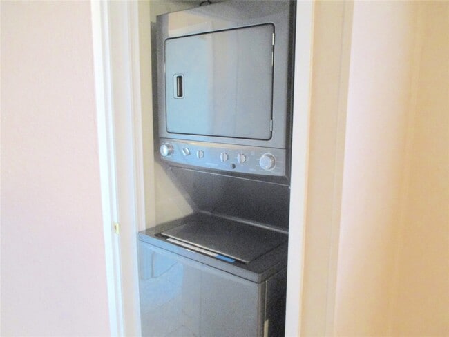 Building Photo - 10122 Shadow Wood Dr