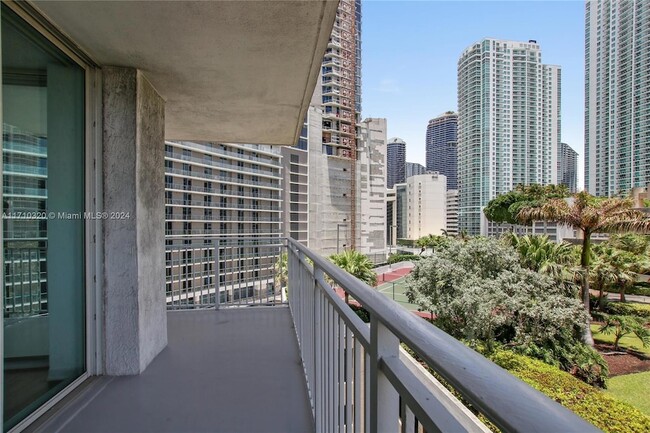 Building Photo - 1111 Brickell Bay Dr