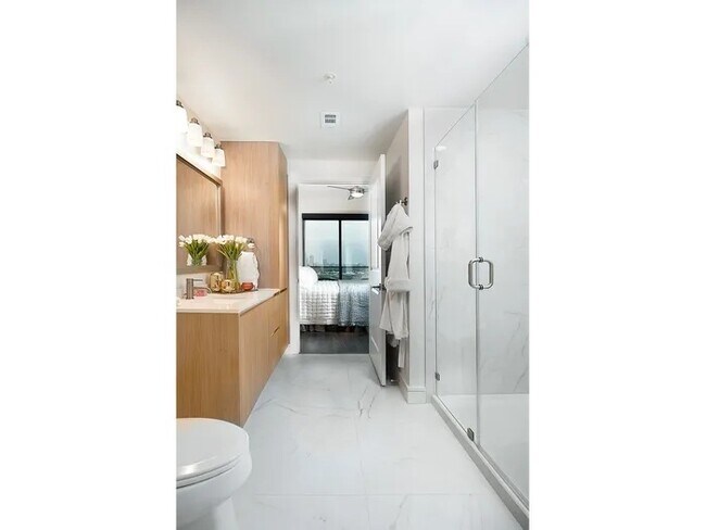 Building Photo - Luxury High-Rise Living | 4 Weeks Free!