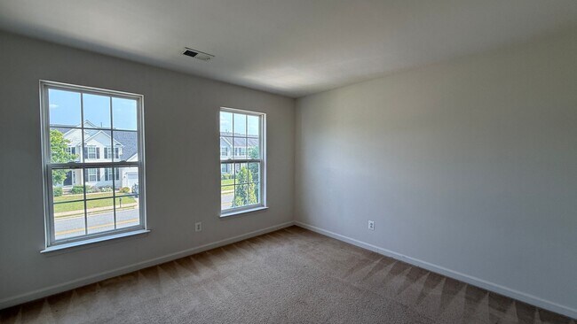 Building Photo - Large Spotsy Colonial