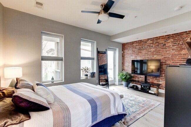 Building Photo - Stunning premium corner Townhome condo in ...