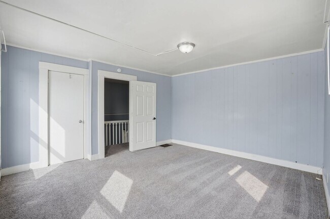 Building Photo - Spacious 4bed 2 bath home in Davenport