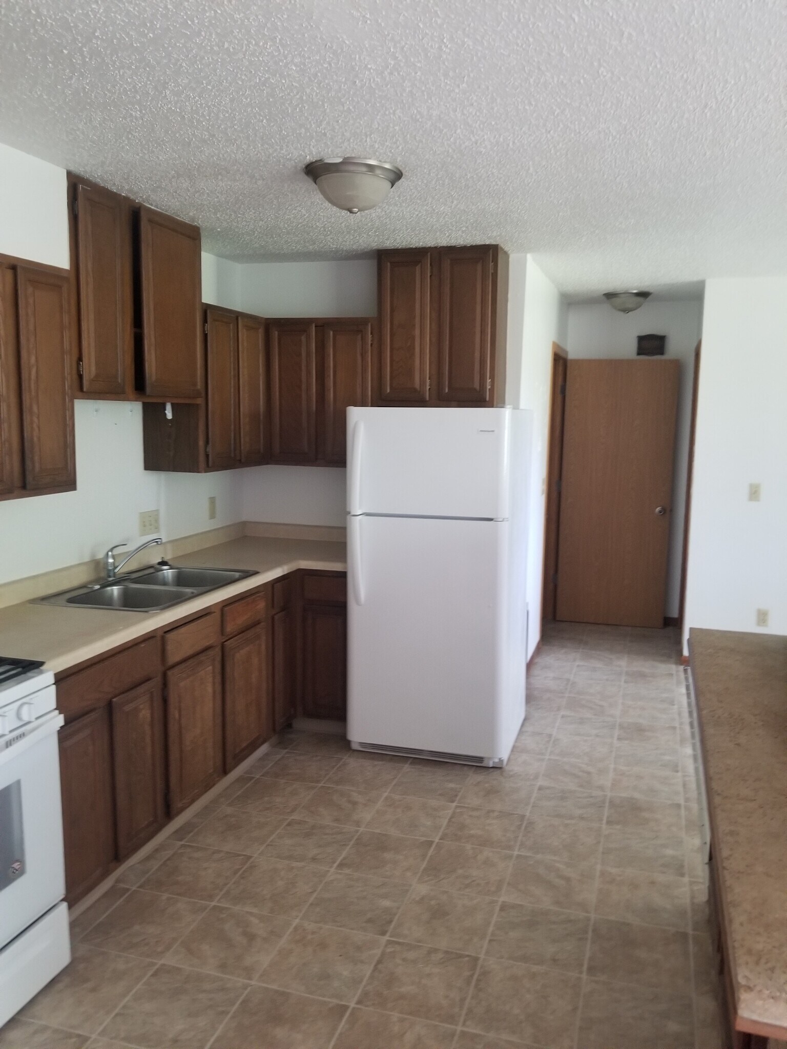 Building Photo - 1112 Oakview Dr