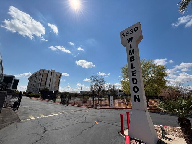 Building Photo - Stunning 2-Bed, 2-Bath High-Rise Residence...