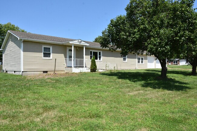 Building Photo - 714 E Nance Dr