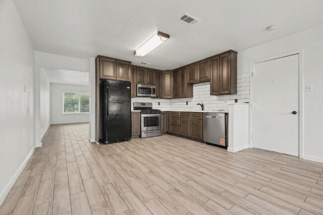 Building Photo - "Charming 3-Bedroom Retreat- Creek Crossing Estate, Mesquite TX"Section 8 Welcomed