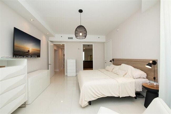 Building Photo - 15901 Collins Ave