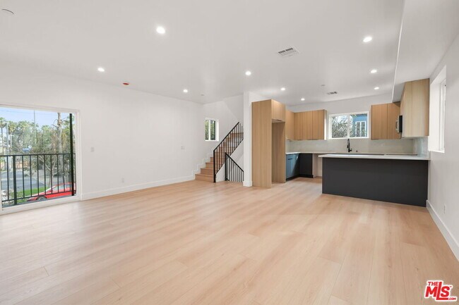 Building Photo - 913 N Hobart Blvd