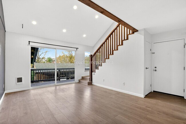 Building Photo - Updated 1BD/1BA Condo in Portland’s West Hills w/ Carport & Private Balcony