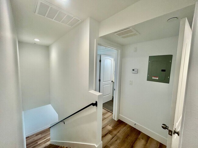 Building Photo - NewB La T 8418
