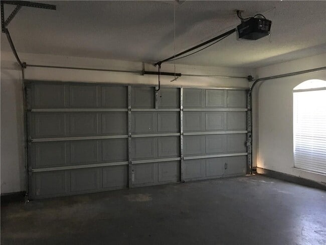 Building Photo - 617 Parkview Dr