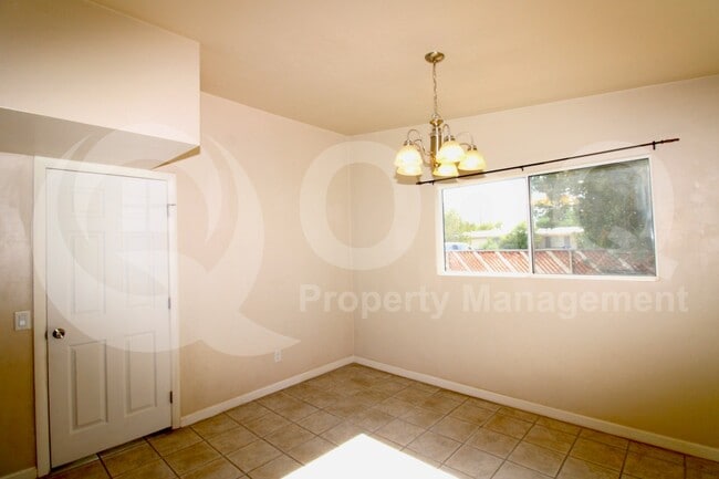 Building Photo - 4043 E Deseret Dr