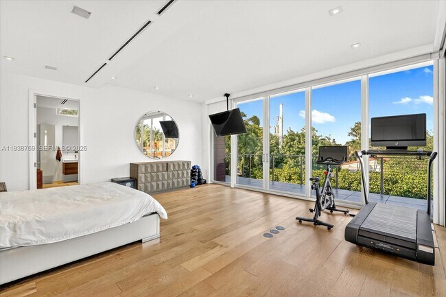 Building Photo - 201 Palm Ave