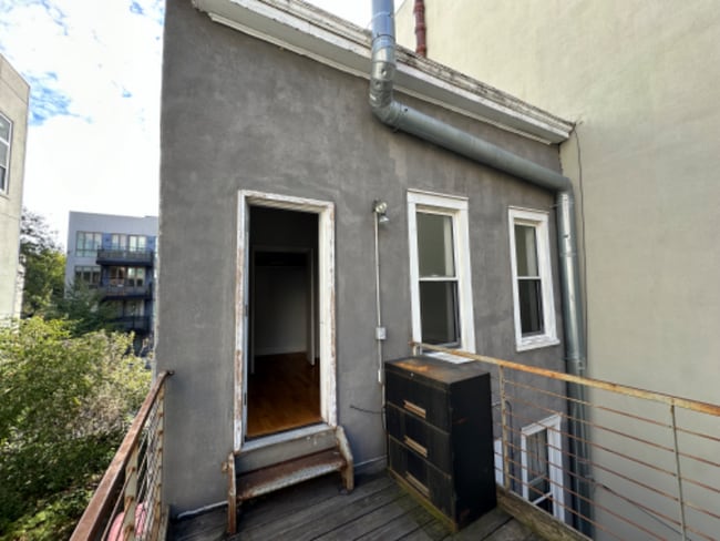 Building Photo - 232 Spencer St