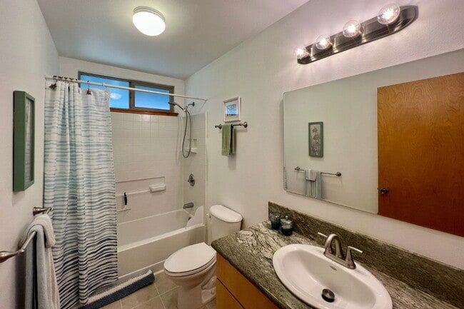 Building Photo - Furnished 3Bed/2Bath Turnkey with Scenic Views and Included Amenities.