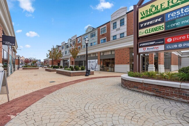 Building Photo - 905 River Rd