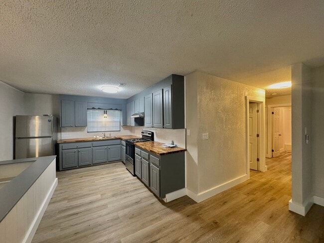 Building Photo - 3 Bedroom 1 Bathroom in Graceville, FL