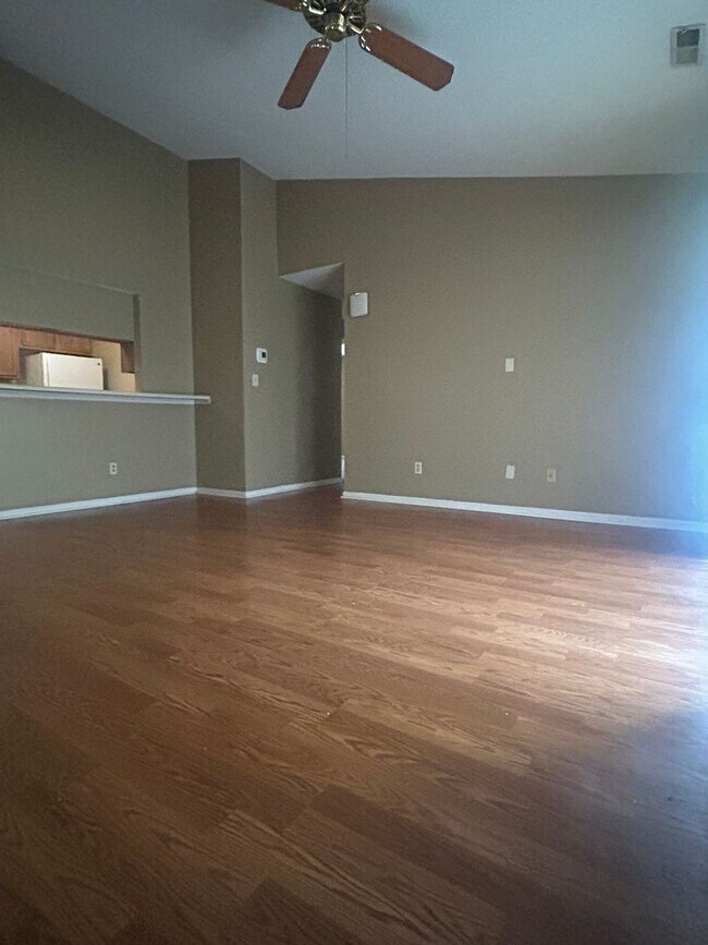 Building Photo - 9605 Vinca Cir