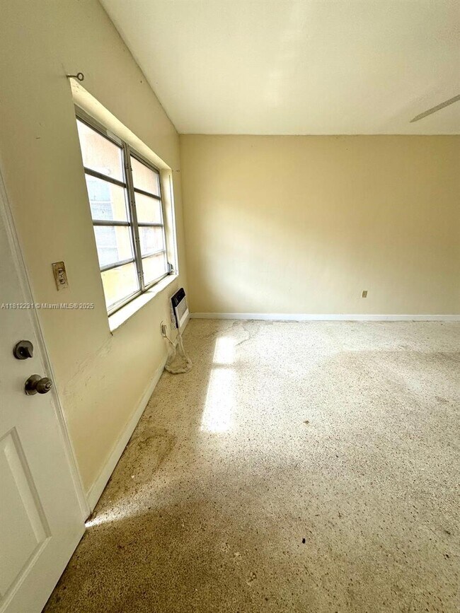 Building Photo - 2140 Bay Dr
